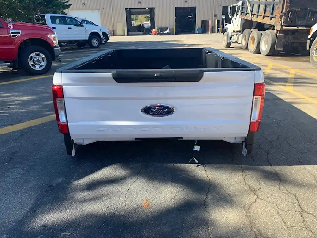 2019 Ford F350 (pickup bed with tailgate)