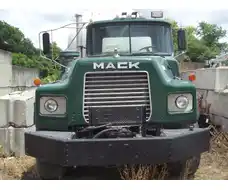 1993 Mack DM690S