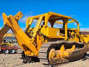 Caterpillar Bulldozers at Machinery Marketplace - mdl-caterpillar-bulldozers-d9g-5b7b5b2d-1.jpg