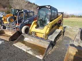 Caterpillar Skid Steers at Machinery Marketplace - mdl-caterpillar-skid-steers-257d-ccaf9b0c-1.jpg