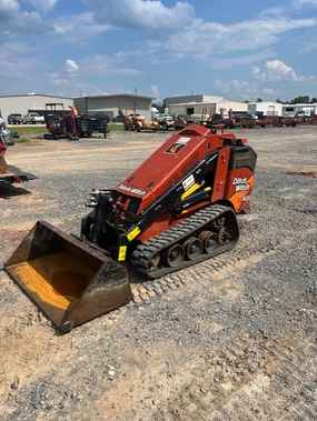 Ditch Witch Skid Steers at Machinery Marketplace - mdl-ditch-witch-skid-steers-sk900-e52454e5-1.jpg