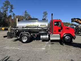 Rosco Asphalt & Conrete at Machinery Marketplace - mdl-rosco-asphalt-conrete-maximizer-ii-b-distributor-truck-2-000-gallon-bfb2e86f-1.jpg