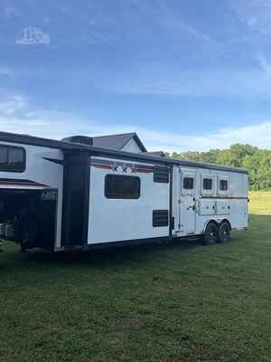 2022 Bison Ranger Living Quarters Horse Trailer - Bison Trailers
