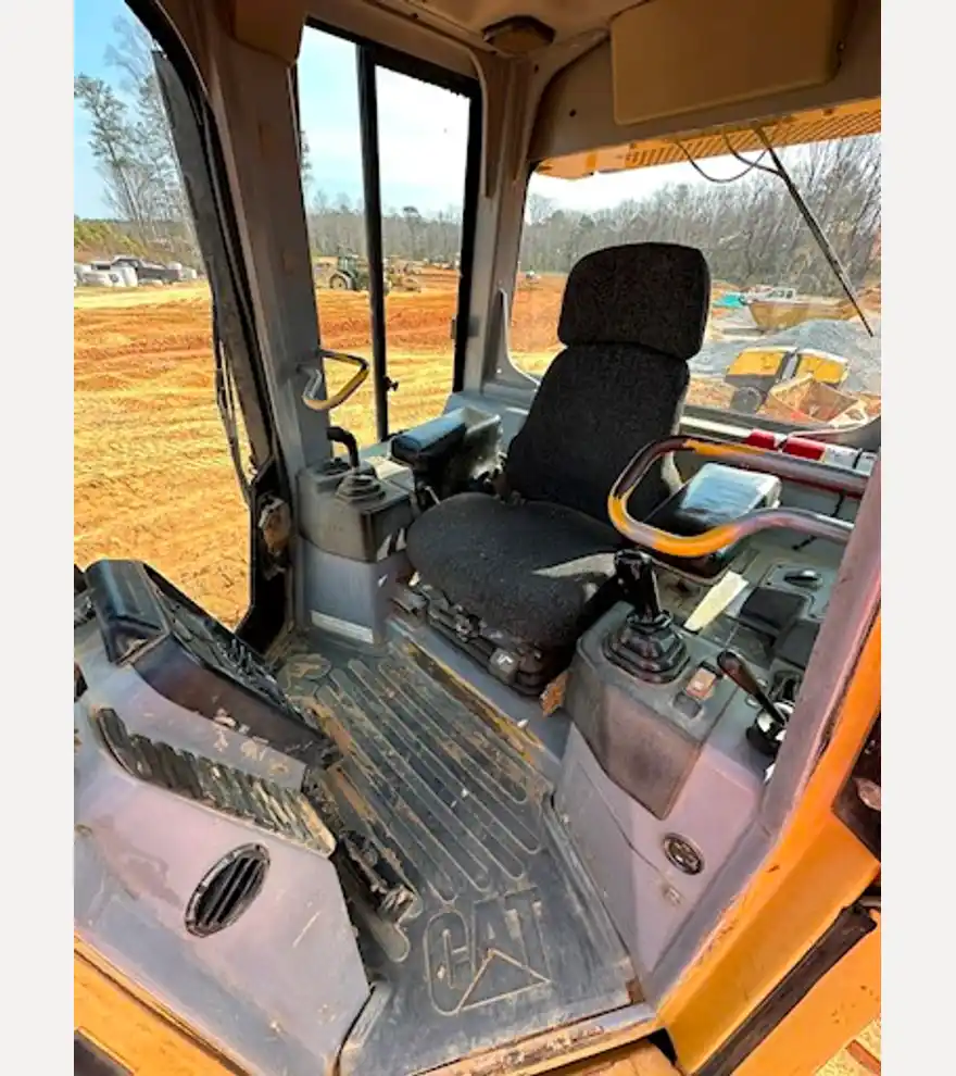2004 Caterpillar D5G LGP - Caterpillar Bulldozers - caterpillar-bulldozers-d5g-lgp-c798bd44-9.JPEG