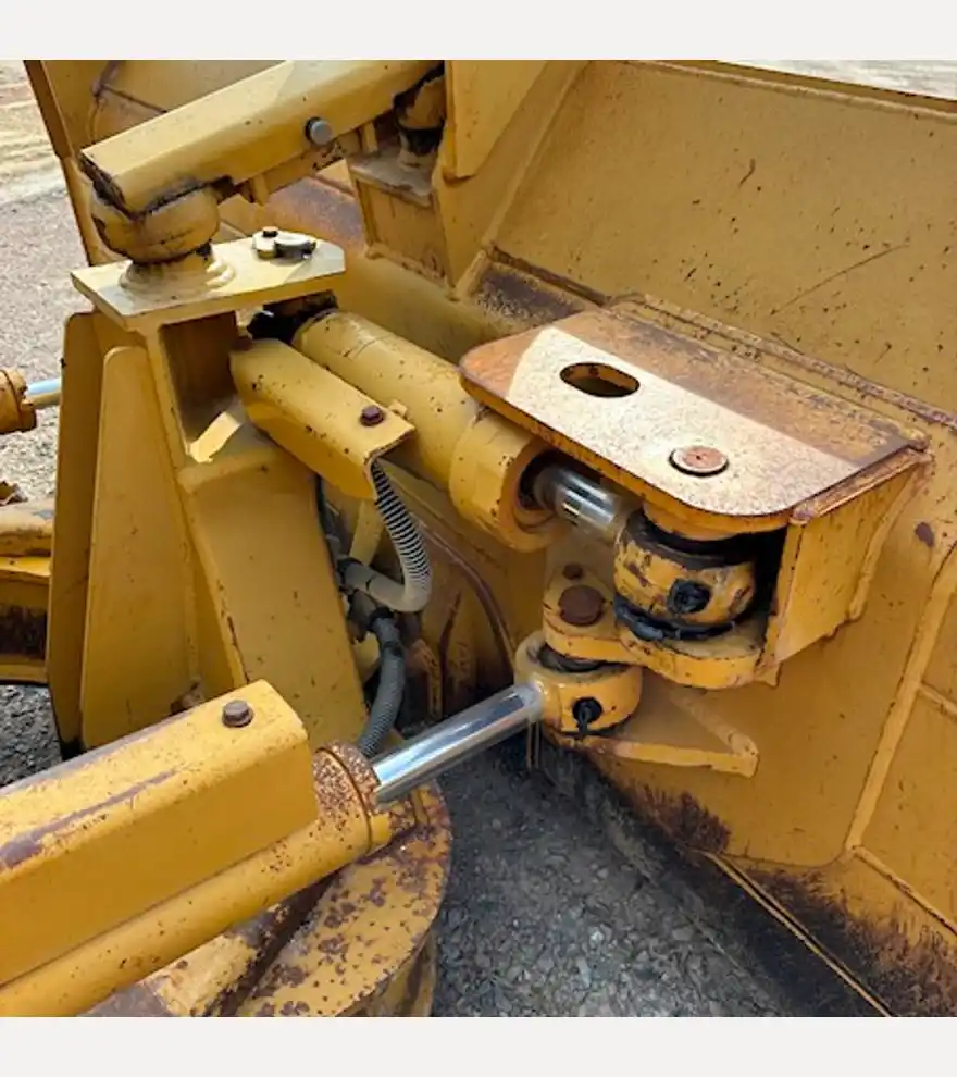 2007 Caterpillar D5G LGP - Caterpillar Bulldozers - caterpillar-bulldozers-d5g-lgp-d0a7489e-7.JPEG