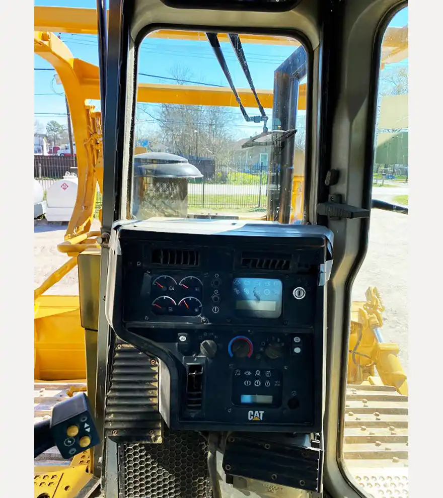 2005 Caterpillar D6R - Caterpillar Bulldozers - caterpillar-bulldozers-d6r-56a239a4-11.jpeg