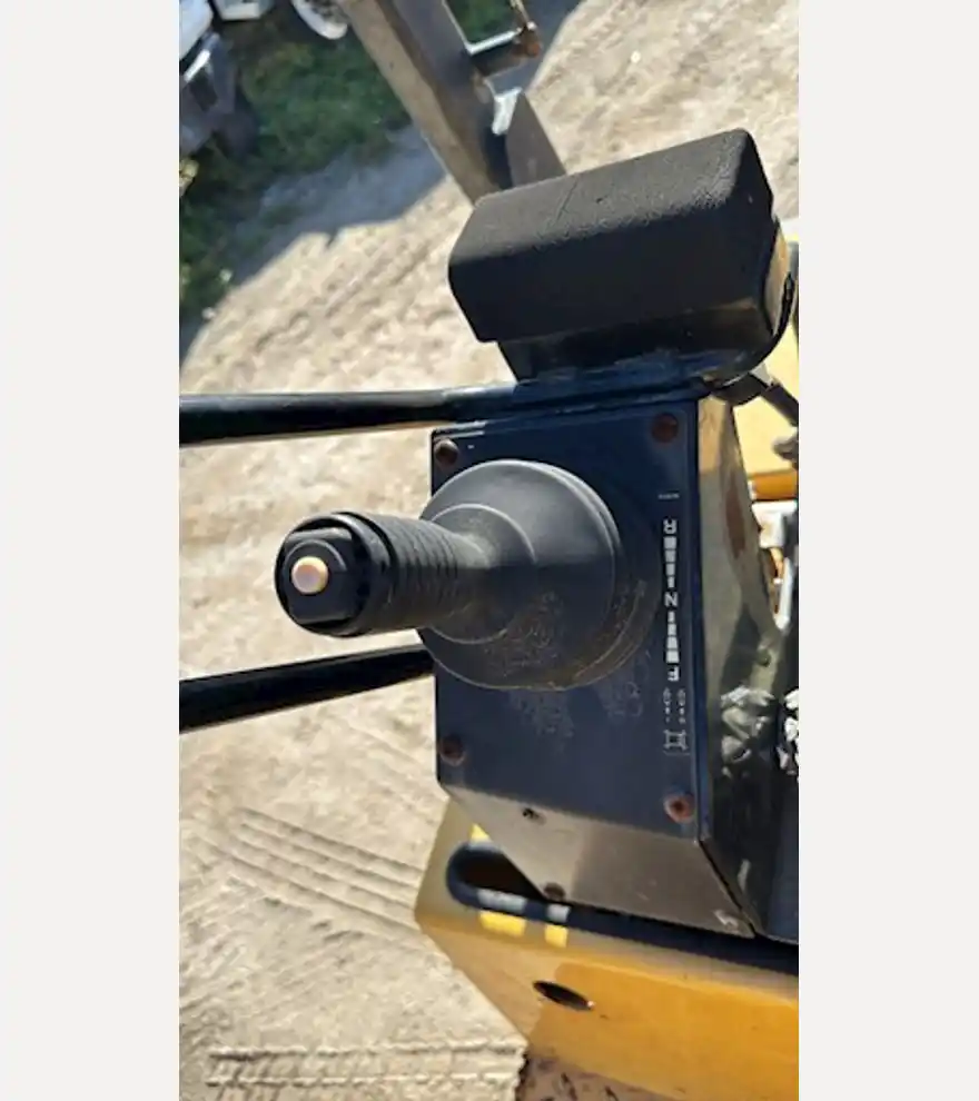 2010 Caterpillar CB34 Double Drum Roller - Caterpillar Compactors - caterpillar-compactors-cb34-double-drum-roller-fe930ac5-2.jpeg