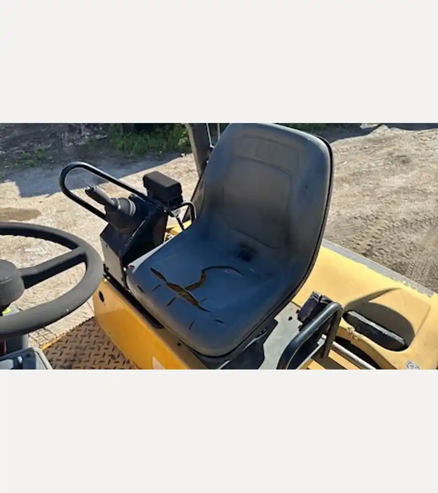 2010 Caterpillar CB34 Double Drum Roller - Caterpillar Compactors - caterpillar-compactors-cb34-double-drum-roller-fe930ac5-9.jpeg