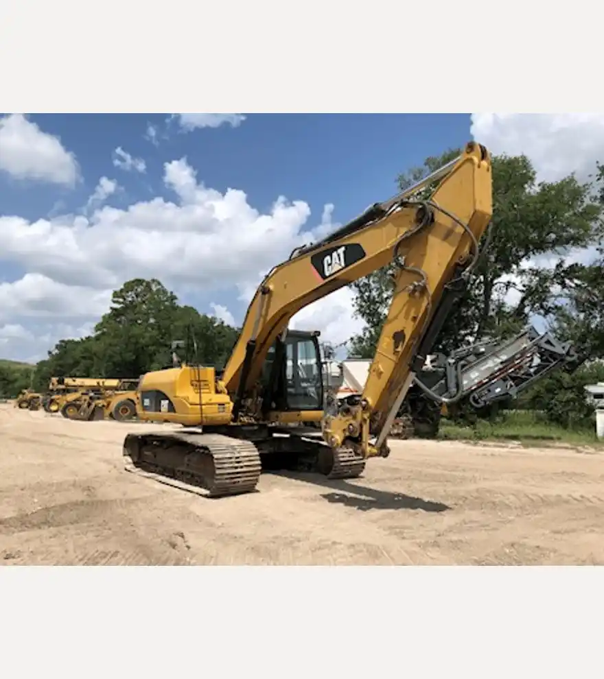 2011 Caterpillar 320DL - Caterpillar Excavators - caterpillar-excavators-320dl-f8e2fb64-1.jpg