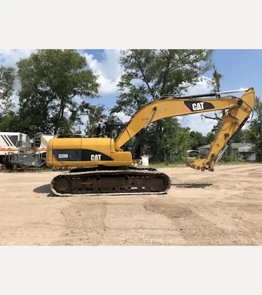 2011 Caterpillar 320DL - Caterpillar Excavators - caterpillar-excavators-320dl-f8e2fb64-2.jpg