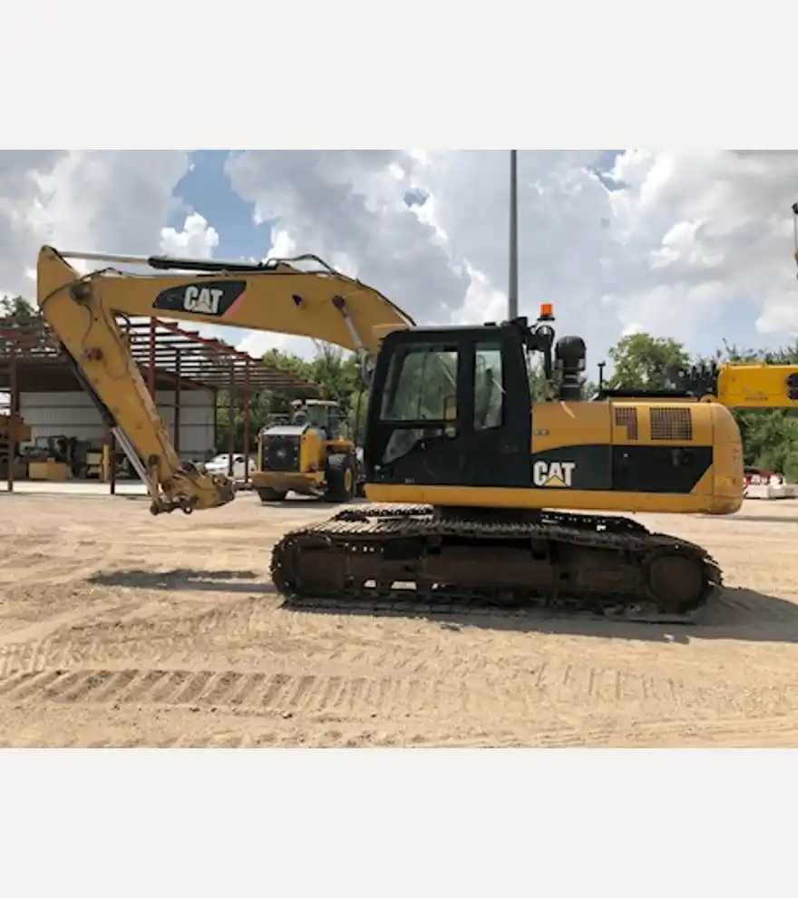 2011 Caterpillar 320DL - Caterpillar Excavators - caterpillar-excavators-320dl-f8e2fb64-3.jpg