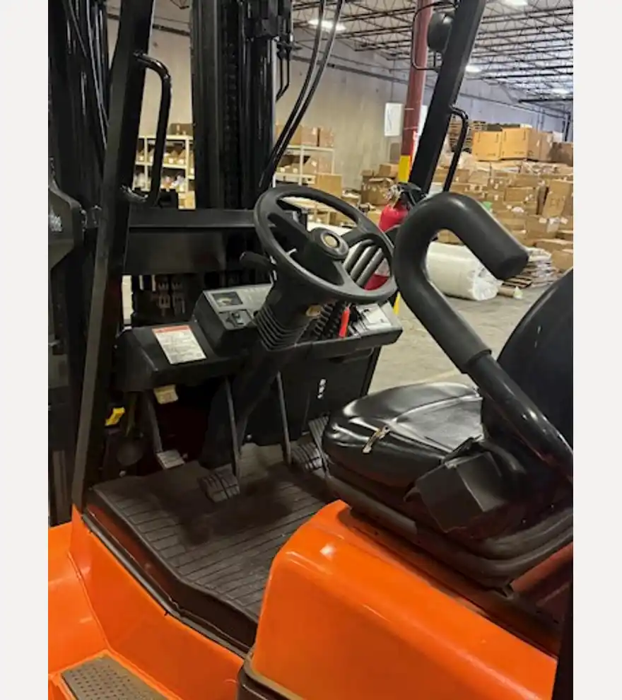 2011 Clark GCC70-L - Clark Forklifts - clark-forklifts-gcc70-l-081b39d0-3.JPG