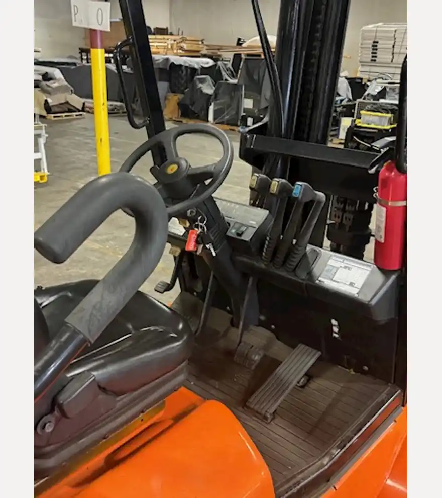 2011 Clark GCC70-L - Clark Forklifts - clark-forklifts-gcc70-l-081b39d0-5.JPG