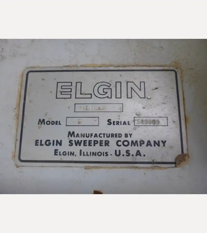 1981 ELGIN Pelican Premier Sweeper 2695 - ELGIN Sweepers & Broom Equipment - elgin-sweepers-broom-equipment-pelican-premier-sweeper-2695-d1ea033c-5.jpg