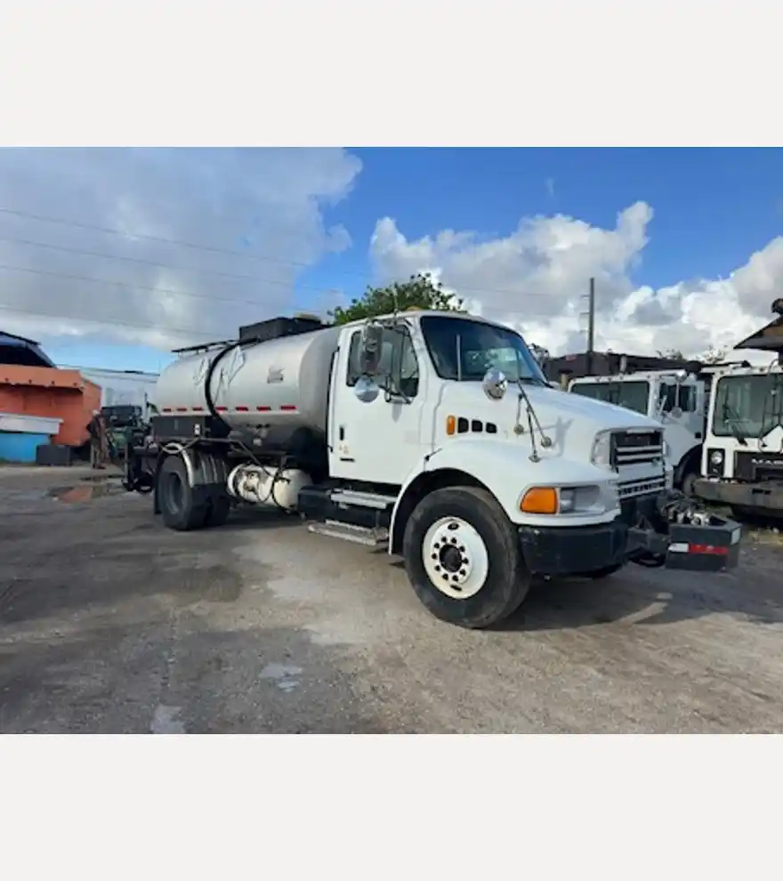 2001 Etnyre Centennial 2000 Gallon Asphalt Distributor - Etnyre Asphalt & Conrete - etnyre-asphalt-conrete-centennial-2000-gallon-asphalt-distributor-1ec8033f-2.jpg
