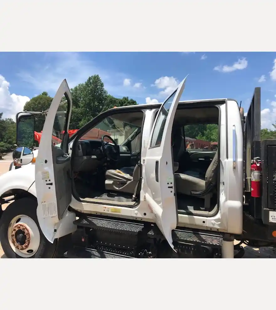 2004 Ford F650 XL Service Truck - Ford Cab Chassis Trucks - ford-cab-chassis-trucks-f650-xl-service-truck-924b77b7-6.jpg