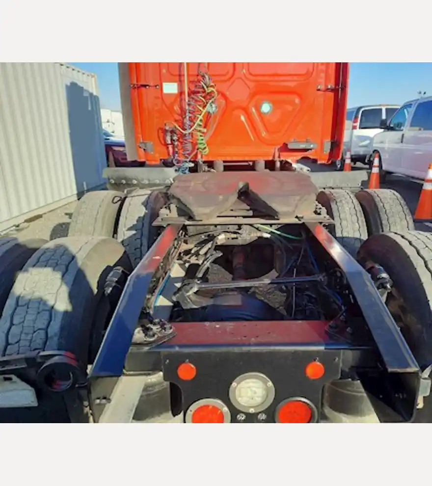 2019 Freightliner Cascadia 126 Road Tractor - Freightliner Cab Chassis Trucks - freightliner-cab-chassis-trucks-cascadia-126-road-tractor-29035ec2-9.jpg