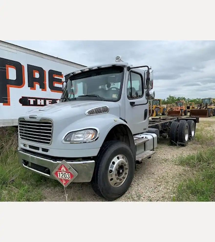 2008 Freightliner M15033 Business Class M2 Cab and Chassie Road Tractor - Freightliner Cab Chassis Trucks - freightliner-cab-chassis-trucks-m15033-business-class-m2-cab-and-chassie-road-tractor-7214619c-1.jpg