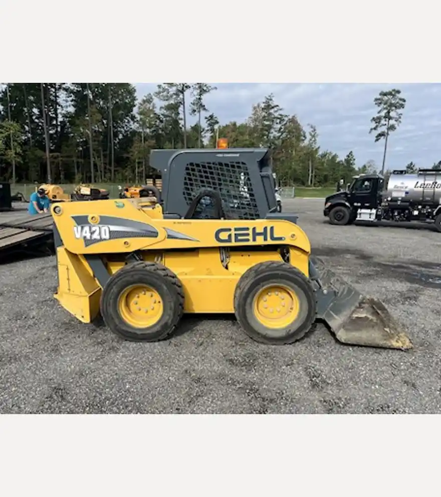 2019 Gehl V420 Skid Steer - Gehl Skid Steers - gehl-skid-steers-v420-skid-steer-c2f7297c-1.jpg