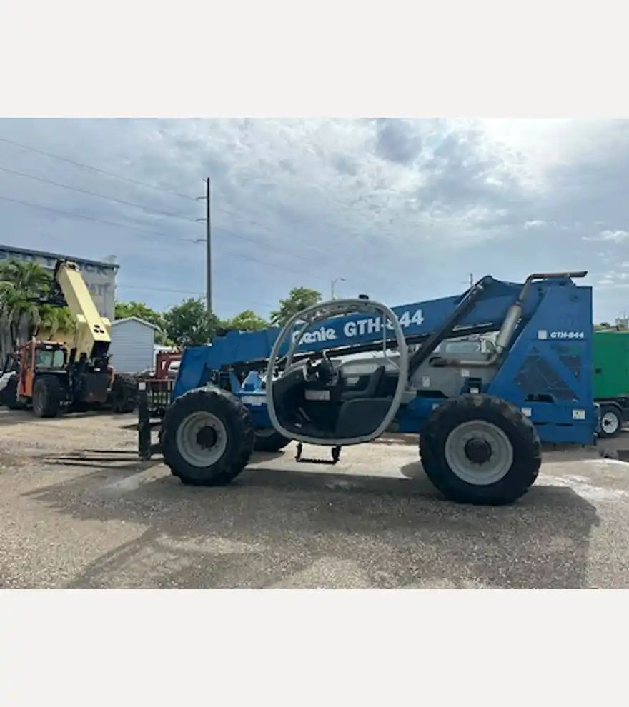 2010 Genie GTH 844 Telehandler Lift - Genie Forklifts - genie-forklifts-gth-844-telehandler-lift-ce322e23-2.jpg