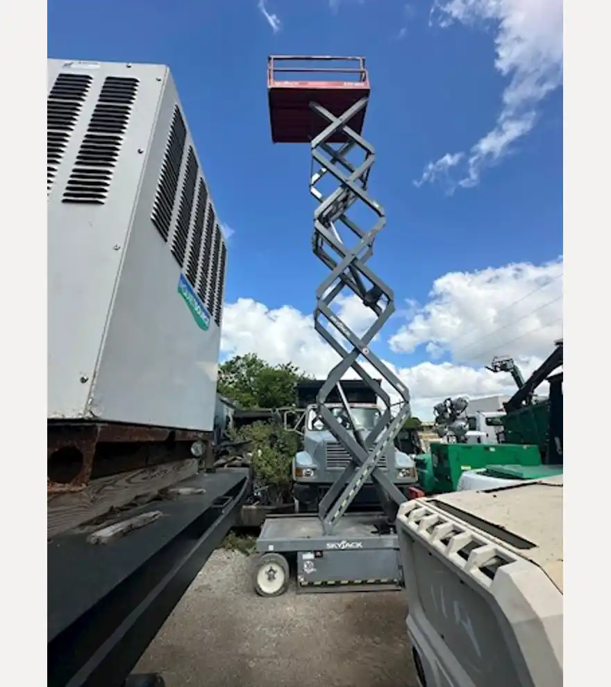 2016 JLG 32' Electric Scissor Lift - JLG Other Lifts & Handlers - jlg-other-lifts-handlers-32-electric-scissor-lift-98338424-10.jpg