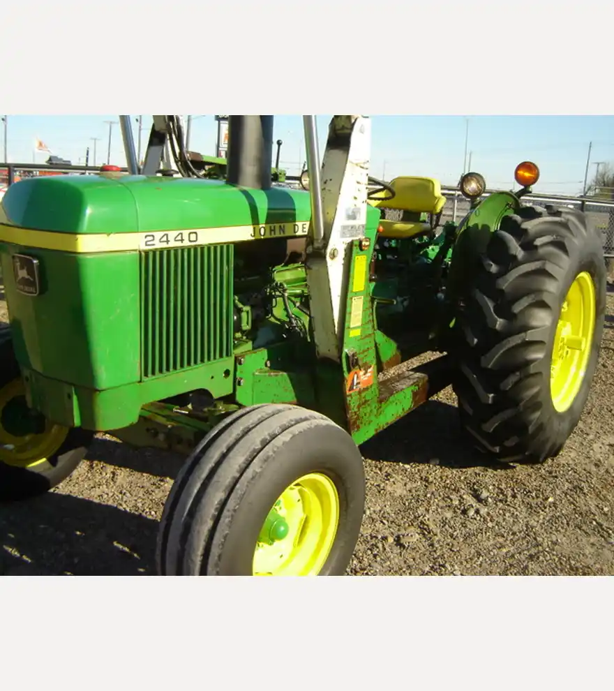  John Deere 2440 - John Deere Tractors - john-deere-tractors-2440-3c3c293b-10.JPG