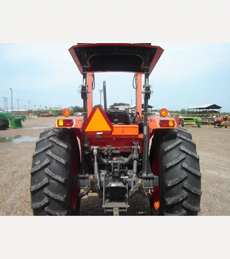 Kubota M8200 - Kubota Tractors - kubota-tractors-m8200-26a62f21-4.JPG