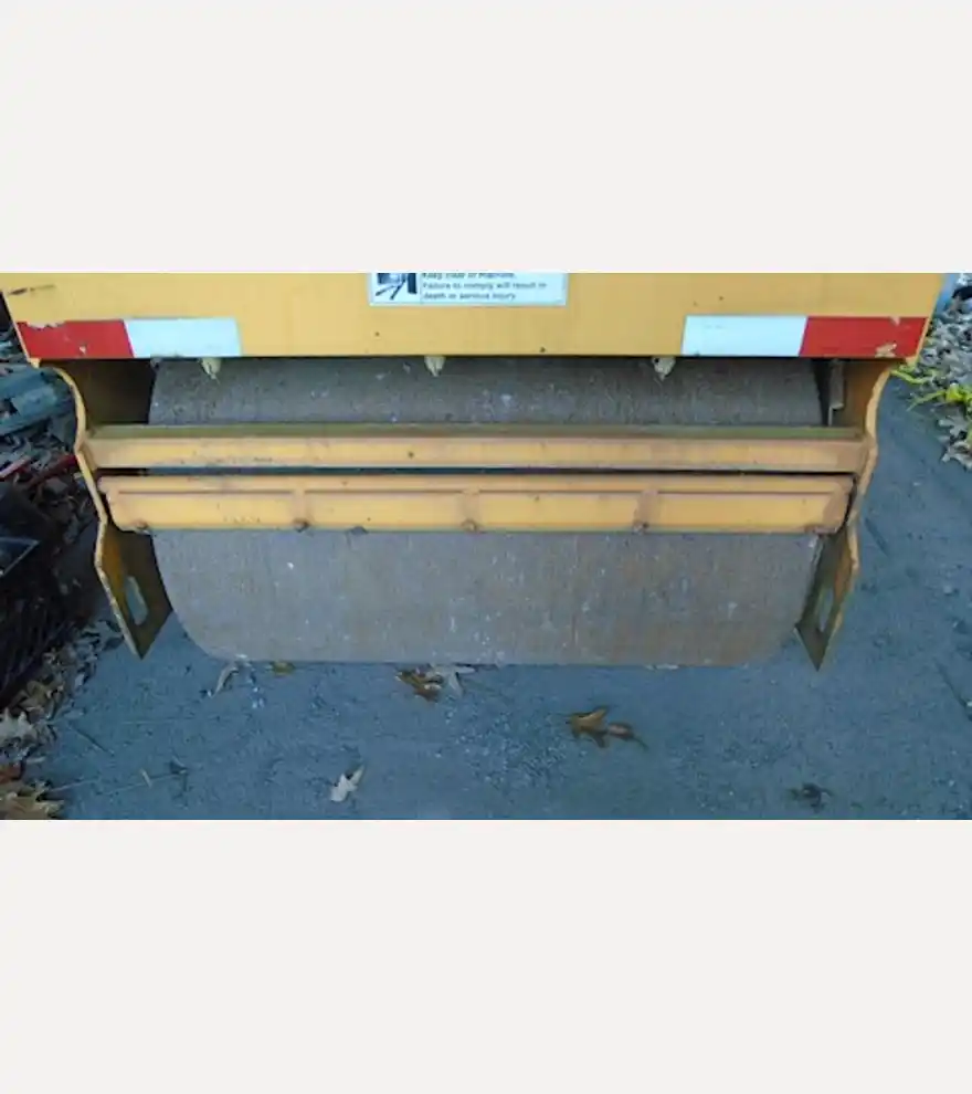 2005 LeeBoy 400 Super Tandem Smooth Drum Roller - LeeBoy Compactors - leeboy-compactors-400-super-tandem-smooth-drum-roller-4896499c-8.JPG
