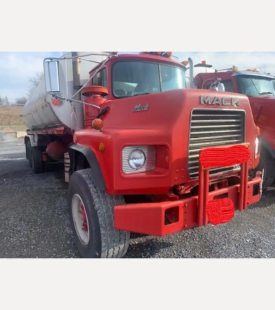 1991 Mack DM690 Asphalt Distributor Truck - Mack Asphalt & Conrete - mack-asphalt-conrete-dm690-asphalt-distributor-truck-2f20e6ad-1.jpg