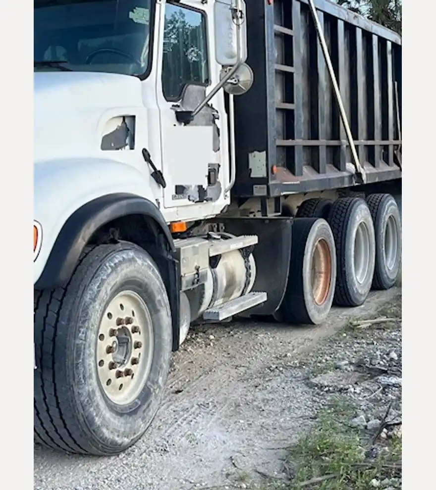 2005 Mack Granite Tri Axle Dump Truck - Mack Dump Trucks - mack-dump-trucks-granite-tri-axle-dump-truck-f692a381-3.jpg