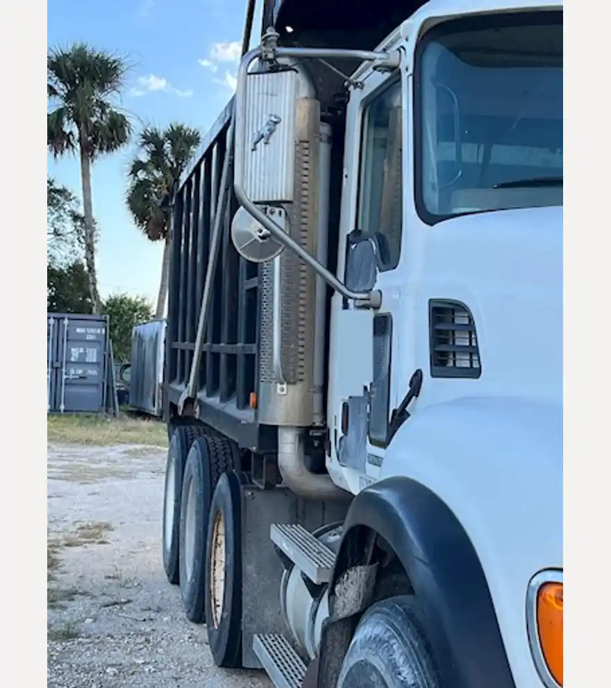 2005 Mack Granite Tri Axle Dump Truck - Mack Dump Trucks - mack-dump-trucks-granite-tri-axle-dump-truck-f692a381-4.jpg
