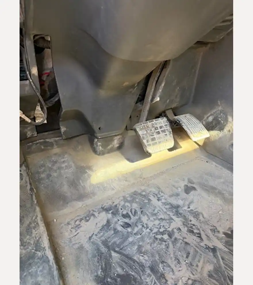 2014 Mack GU713 Quint Axle Dump Truck (Stk#: 3423) - Mack Dump Trucks - mack-dump-trucks-gu713-quint-axle-dump-truck-stk-3423-d765b09c-11.jpg