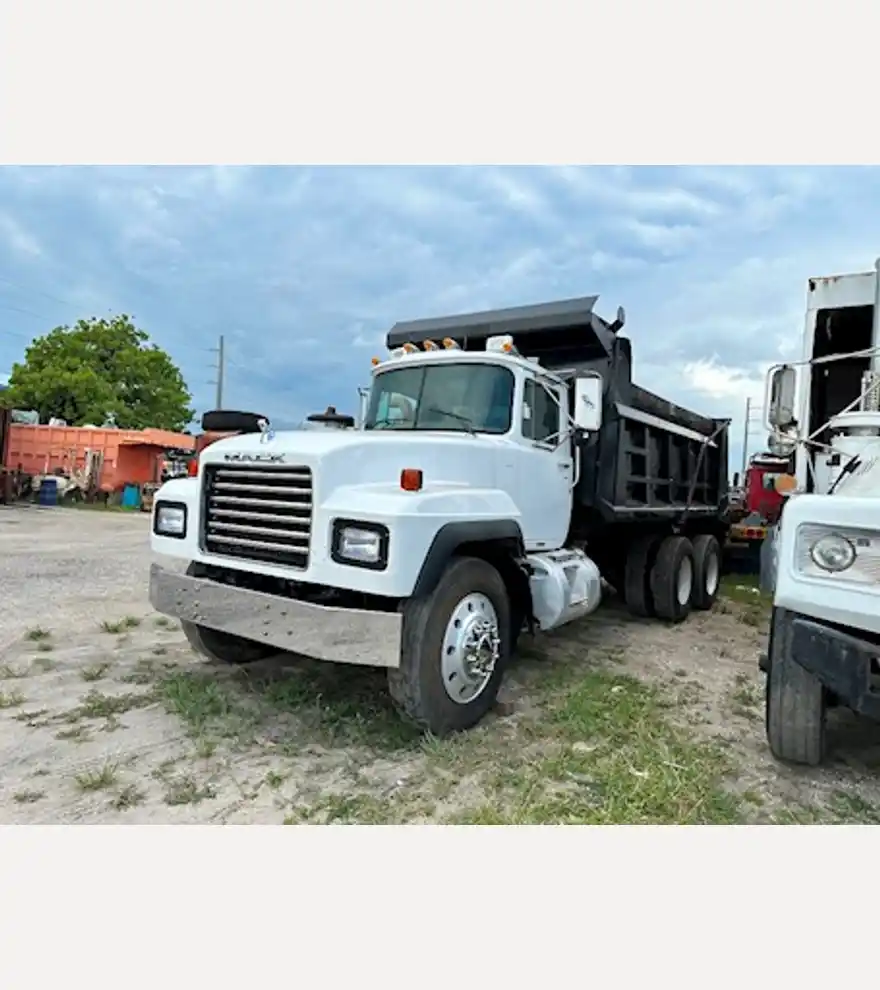 2002 Mack RD688 - Mack Dump Trucks - mack-dump-trucks-rd688-de17a76f-1.JPG