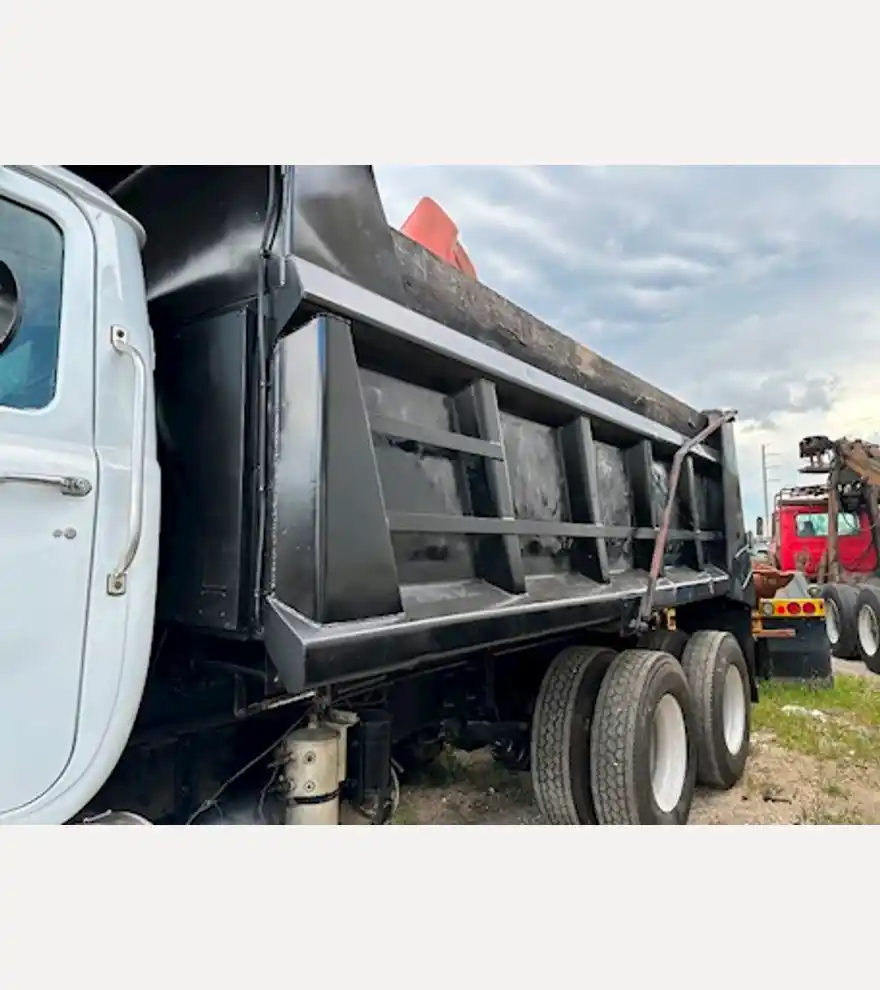 2002 Mack RD688 - Mack Dump Trucks - mack-dump-trucks-rd688-de17a76f-2.JPG