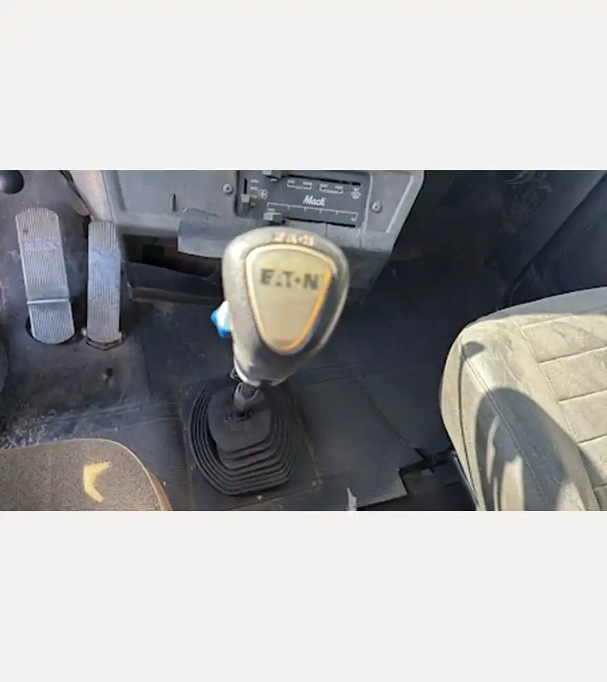 2001 Mack RD688 Dump Truck Tandem Axle - Mack Dump Trucks - mack-dump-trucks-rd688-dump-truck-tandem-axle-3cbba2d2-2.jpeg