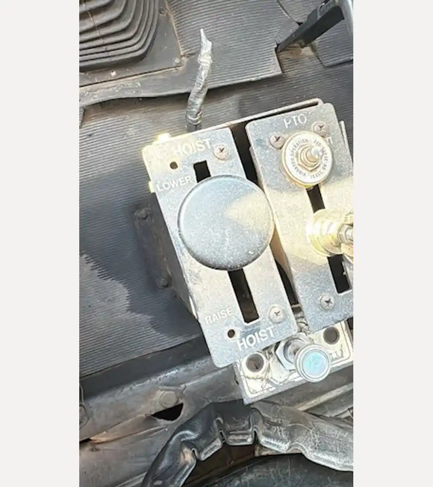 2001 Mack RD688 Dump Truck Tandem Axle - Mack Dump Trucks - mack-dump-trucks-rd688-dump-truck-tandem-axle-3cbba2d2-3.jpeg