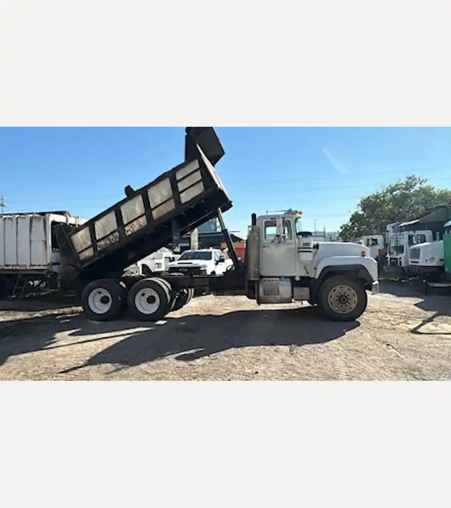 2001 Mack RD688 Dump Truck Tandem Axle - Mack Dump Trucks - mack-dump-trucks-rd688-dump-truck-tandem-axle-3cbba2d2-9.jpeg