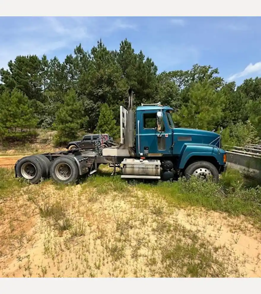 2004 Mack CH613 Road Tractor - Mack Freight Trucks - mack-freight-trucks-ch613-road-tractor-0cfb8219-1.jpg