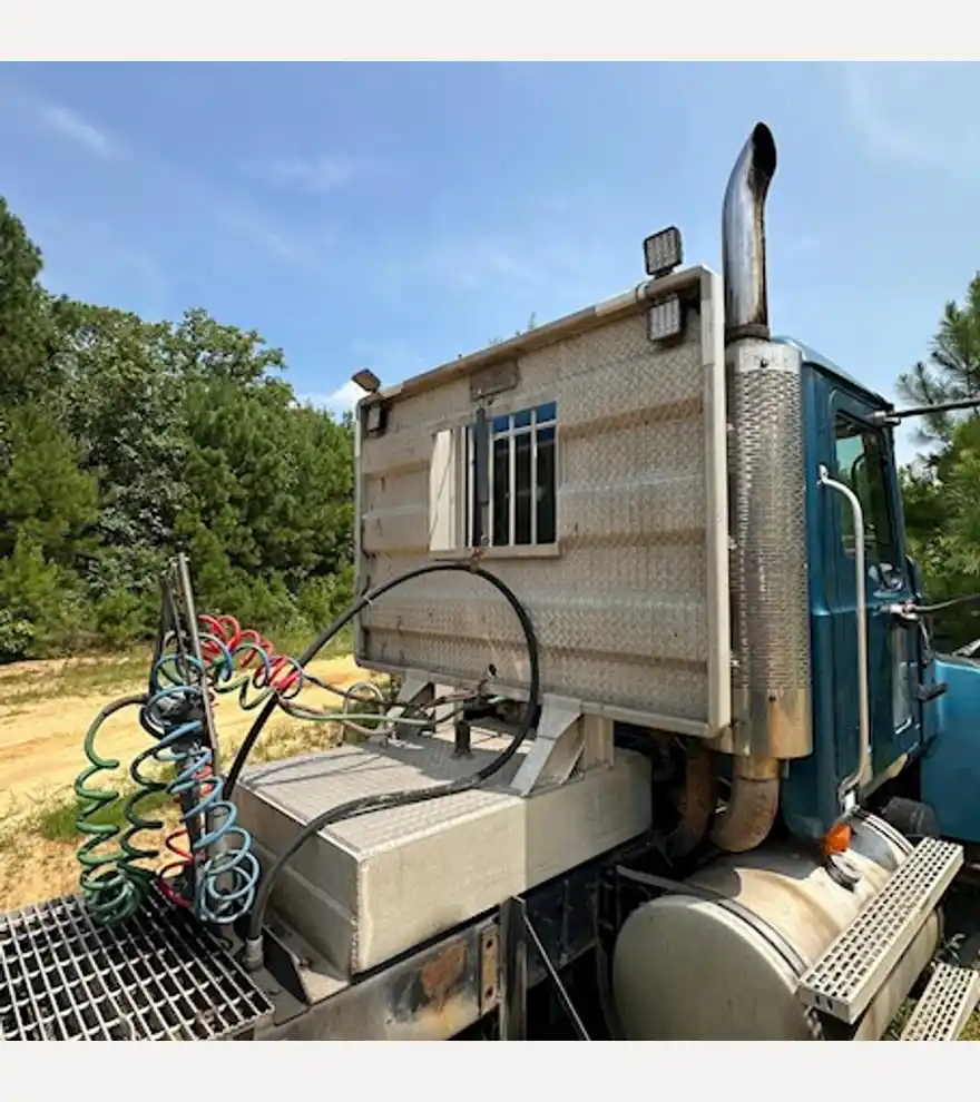 2004 Mack CH613 Road Tractor - Mack Freight Trucks - mack-freight-trucks-ch613-road-tractor-0cfb8219-3.jpg