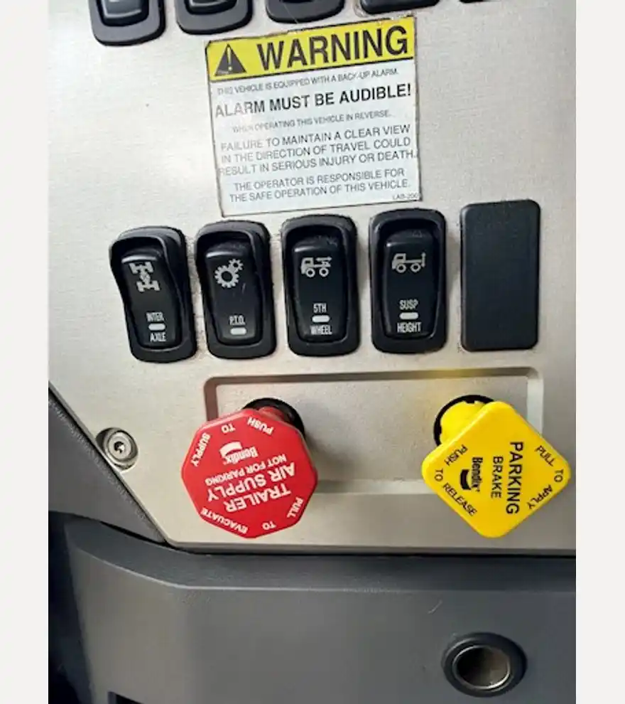 2016 Mack CXU613 Pinnacle Sleeper Road Tractor Truck - Mack Other Trucks & Trailers - mack-other-trucks-trailers-cxu613-pinnacle-sleeper-road-tractor-truck-9c88ae0e-9.jpg