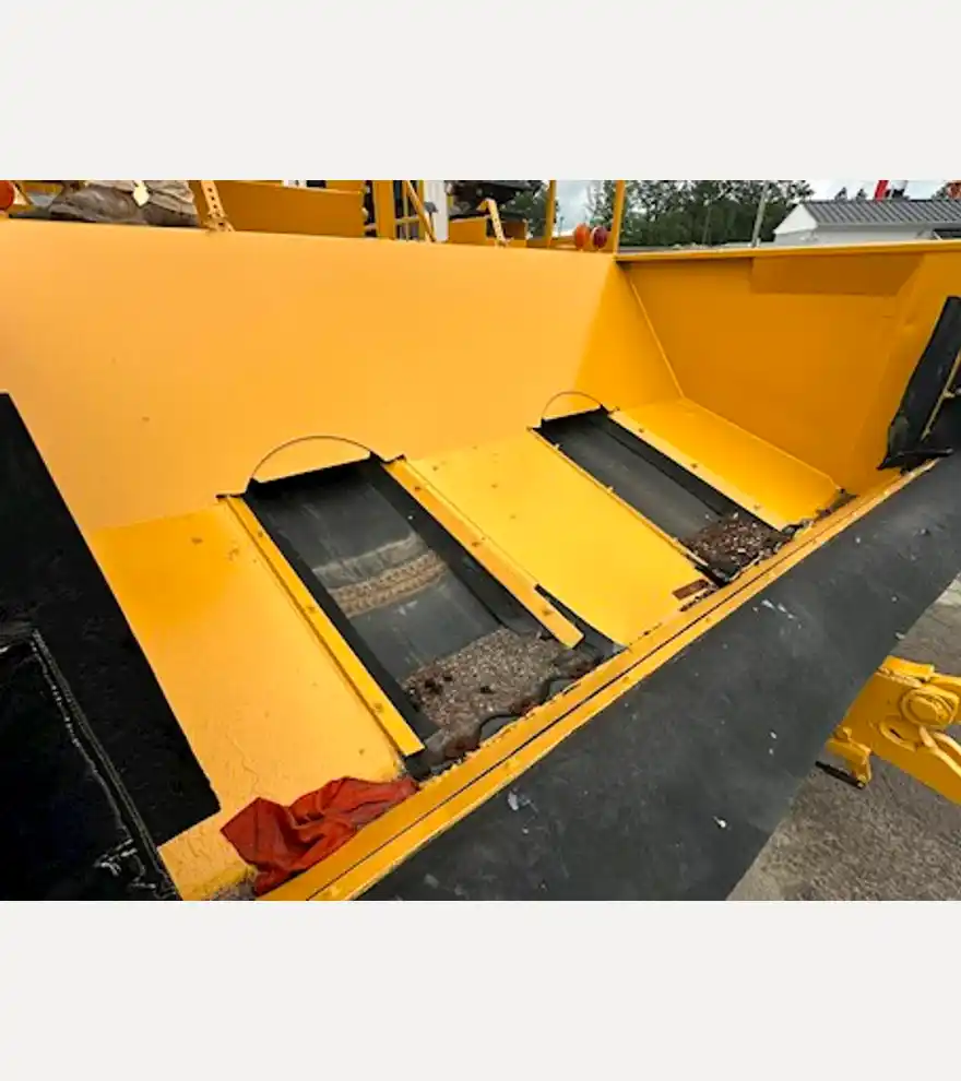 2003 Rosco SPRH Chip Spreader - Rosco Asphalt & Conrete - rosco-asphalt-conrete-sprh-chip-spreader-d4cd067d-6.JPEG