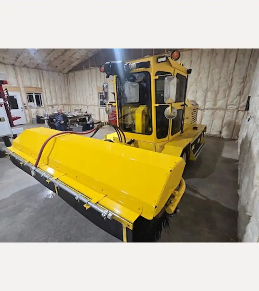 2019 Superior SM74C Broom Truck - Superior Other Trucks & Trailers - superior-other-trucks-trailers-sm74c-broom-truck-66f787e3-1.jpg