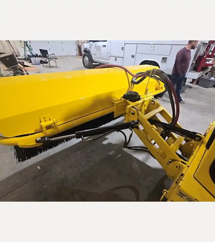 2019 Superior SM74C Broom Truck - Superior Other Trucks & Trailers - superior-other-trucks-trailers-sm74c-broom-truck-66f787e3-4.jpg