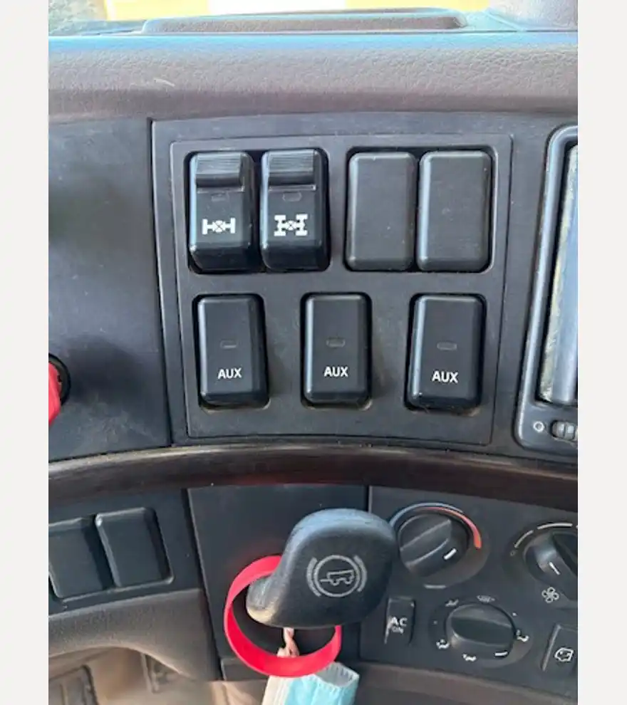 2014 Volvo VHD Quad Axle Dump Truck (Stk# 3424) - Volvo Dump Trucks - volvo-dump-trucks-vhd-quad-axle-dump-truck-stk-3424-48e9a354-7.jpg