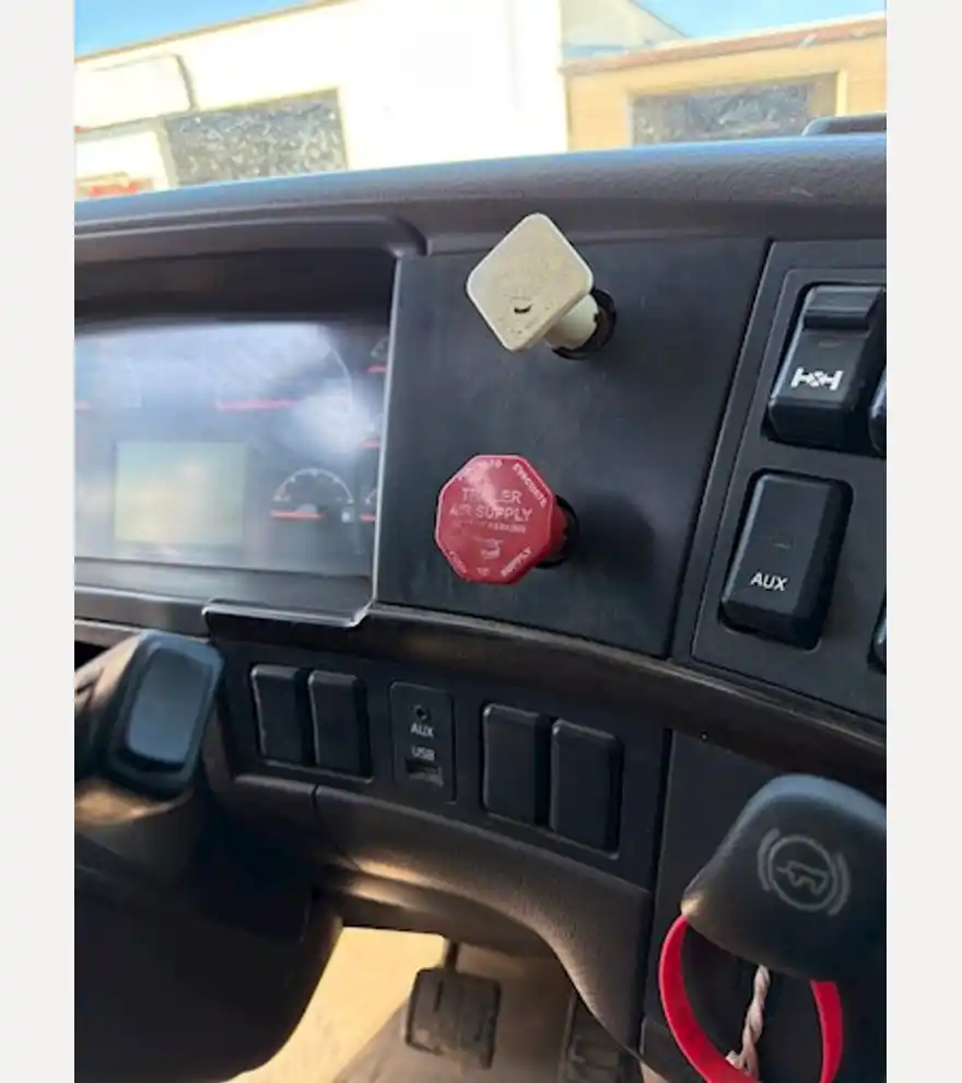 2014 Volvo VHD Quad Axle Dump Truck (Stk# 3424) - Volvo Dump Trucks - volvo-dump-trucks-vhd-quad-axle-dump-truck-stk-3424-48e9a354-8.jpg