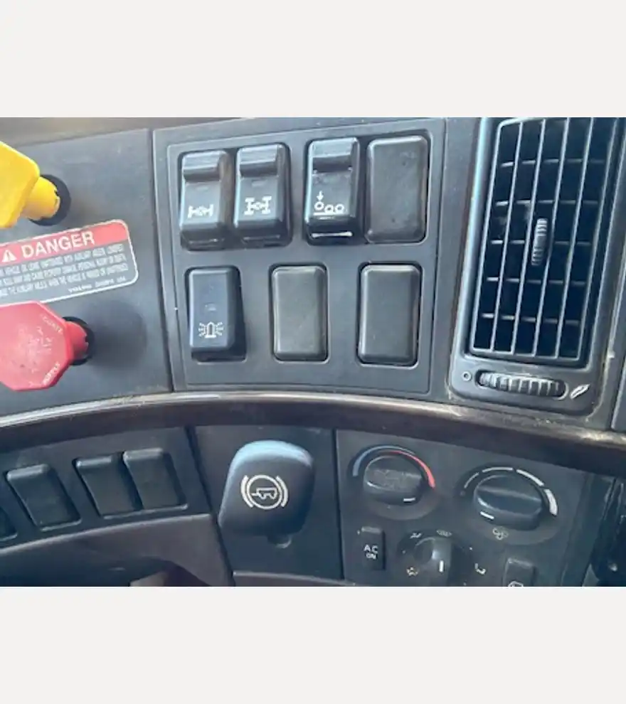 2016 Volvo VHD Tri Axle Dump Truck (Stk# 3425) - Volvo Dump Trucks - volvo-dump-trucks-vhd-tri-axle-dump-truck-stk-3425-afc87f65-10.jpg