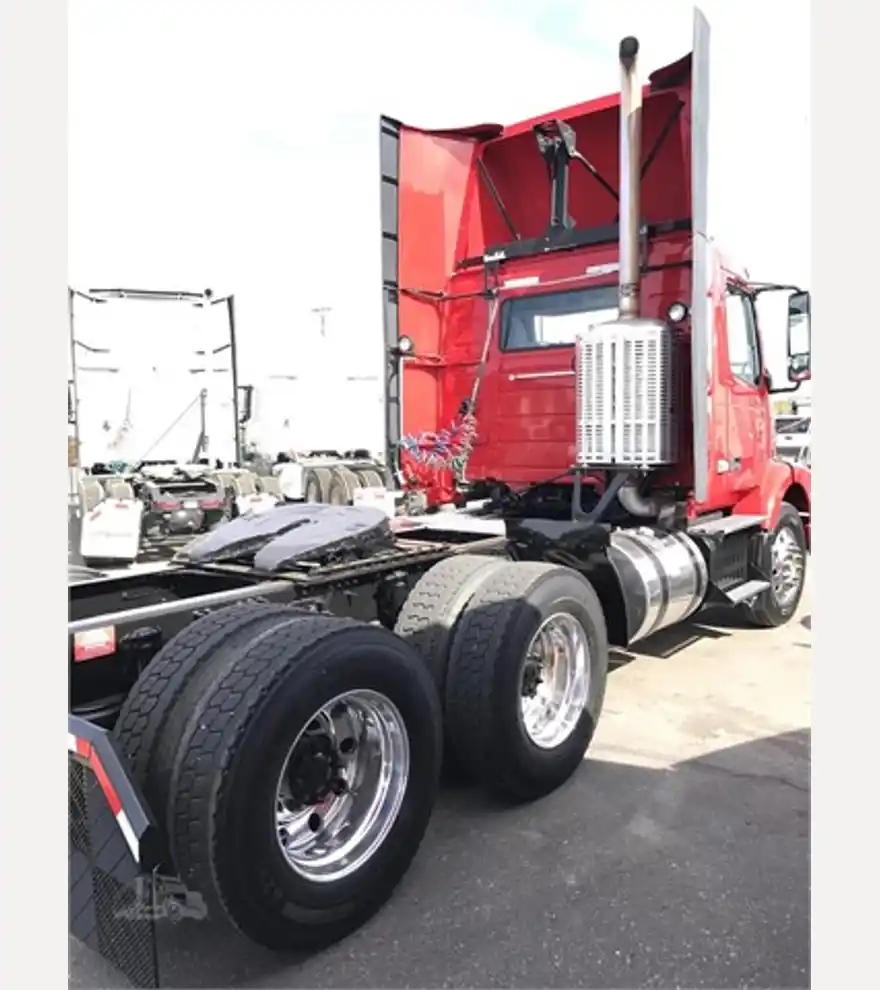 2012 Volvo VNM64T200 - Volvo Freight Trucks - volvo-freight-trucks-vnm64t200-2317962d-1.jpg