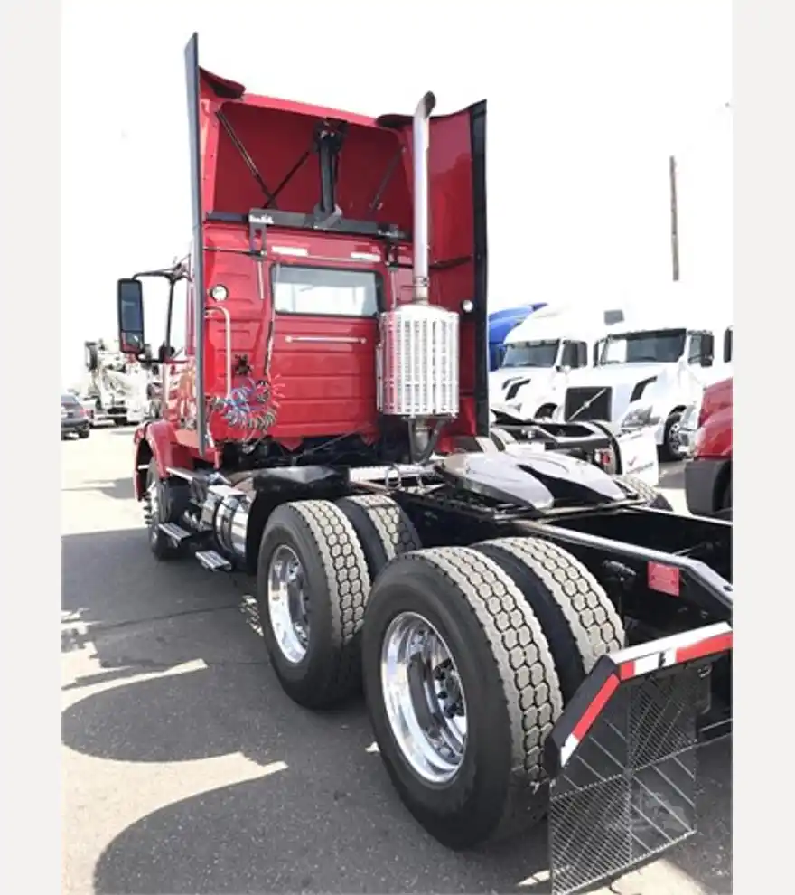 2012 Volvo VNM64T200 - Volvo Freight Trucks - volvo-freight-trucks-vnm64t200-2317962d-2.jpg