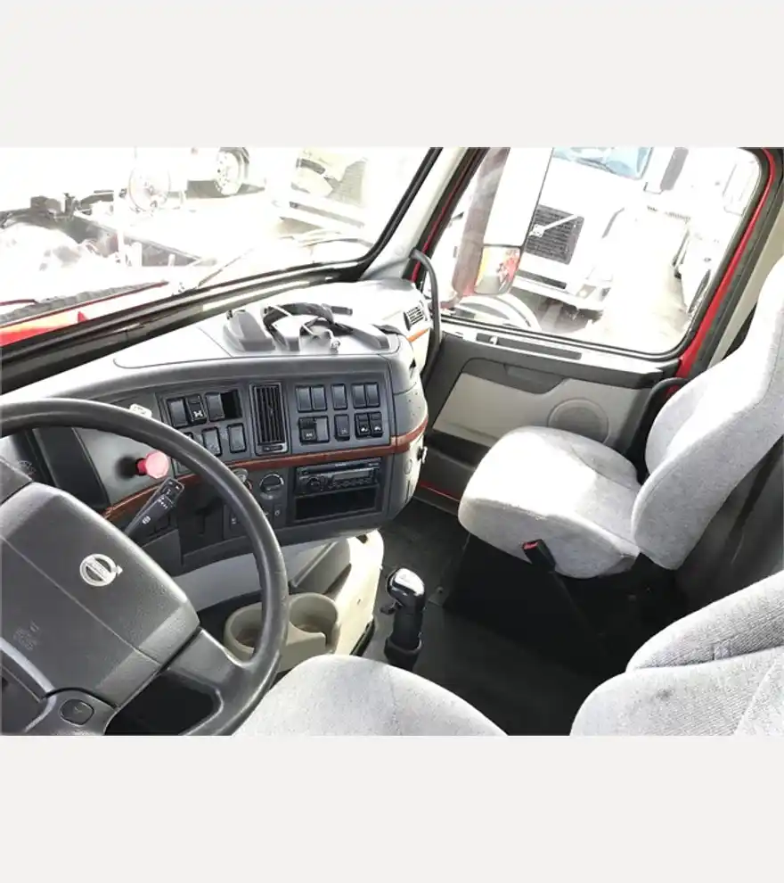 2012 Volvo VNM64T200 - Volvo Freight Trucks - volvo-freight-trucks-vnm64t200-2317962d-5.jpg